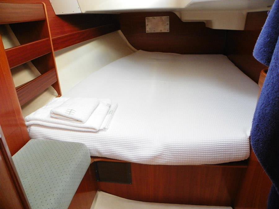 Double cabine avec de grands équipets et un lit particulièrement confortable.