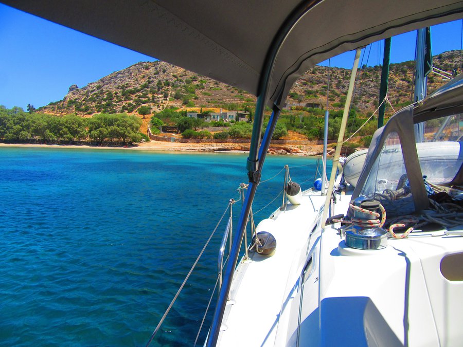 Beaucoup d'ombre à l'abris du bimini tout neuf, le spray hood vous protégera des embruns.