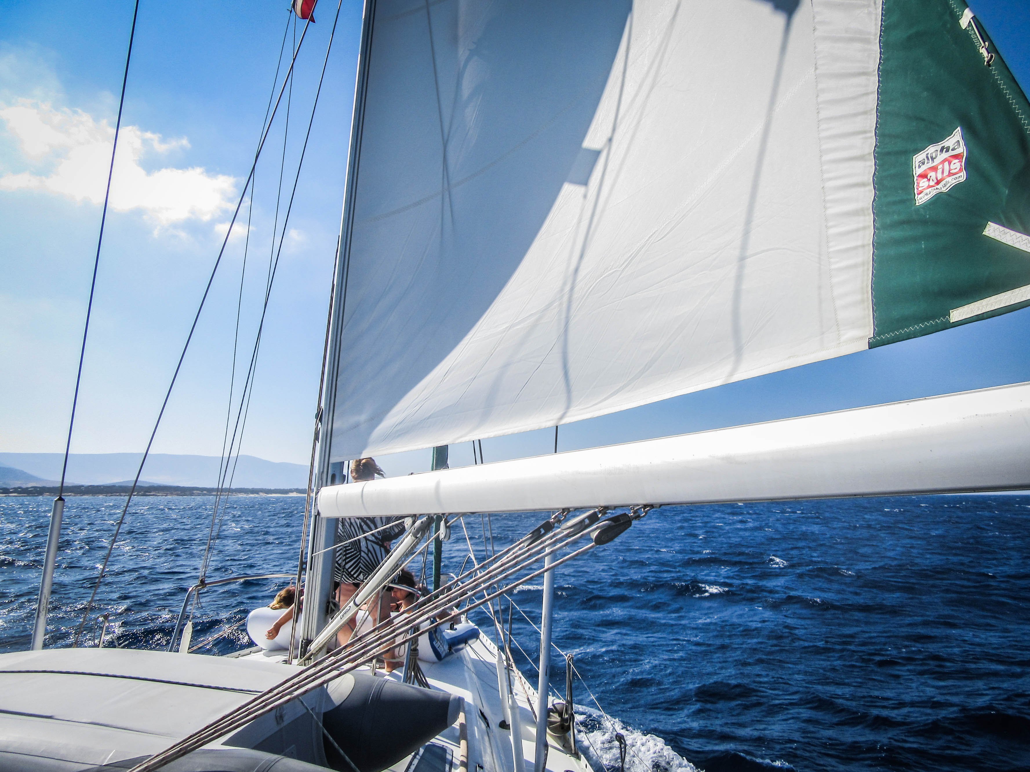 Une grand voile sur enrouleur de 44m2 et un génois de 55m2 sur enrouleur aussi font de ce bateau l'un des plus rapides de sa catégorie.